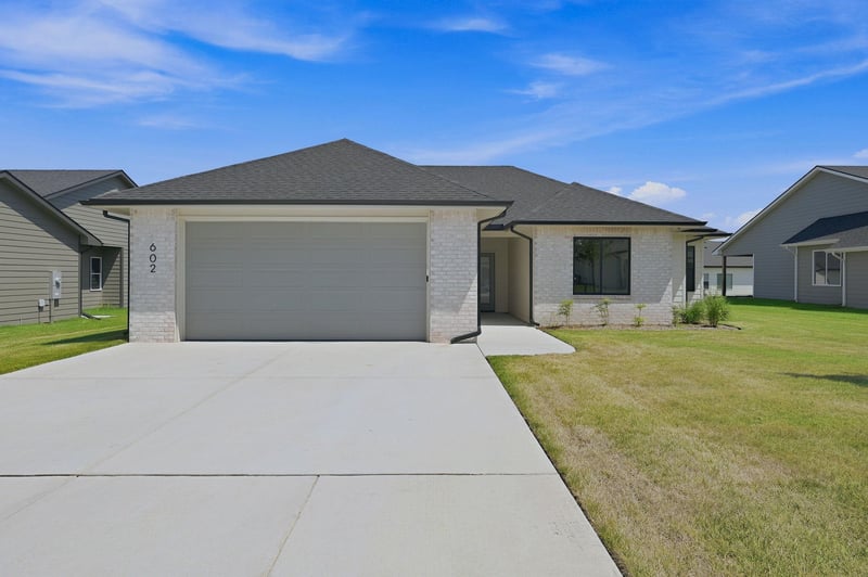602 Elmwood St, Park City, KS 67147-1124