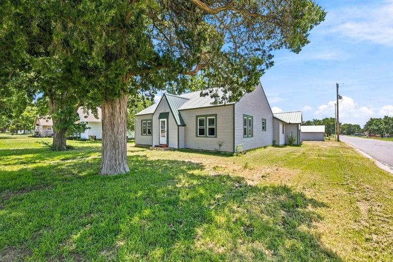 419 Main St, Pretty Prairie, KS 67570