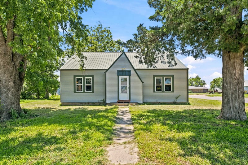 419 Main St, Pretty Prairie, KS 67570