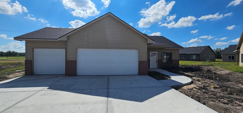 1629 Midway Ct, Valley Center, KS 67147