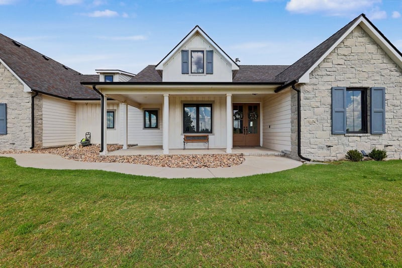 217 Heritage Rd, Wellington, KS 67152