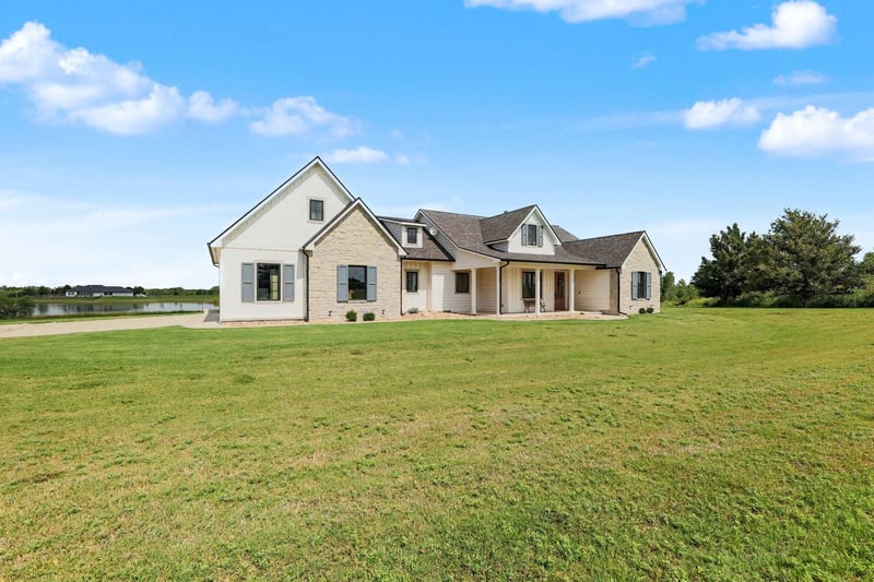 217 Heritage Rd, Wellington, KS 67152
