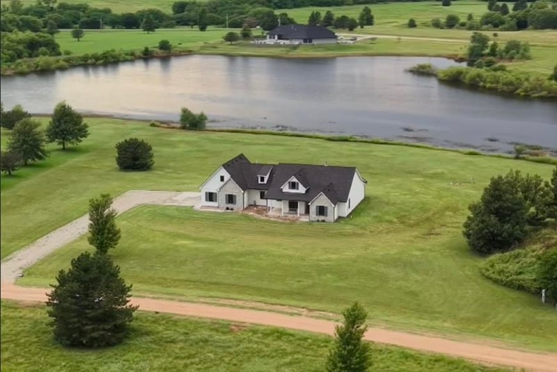 217 Heritage Rd, Wellington, KS 67152