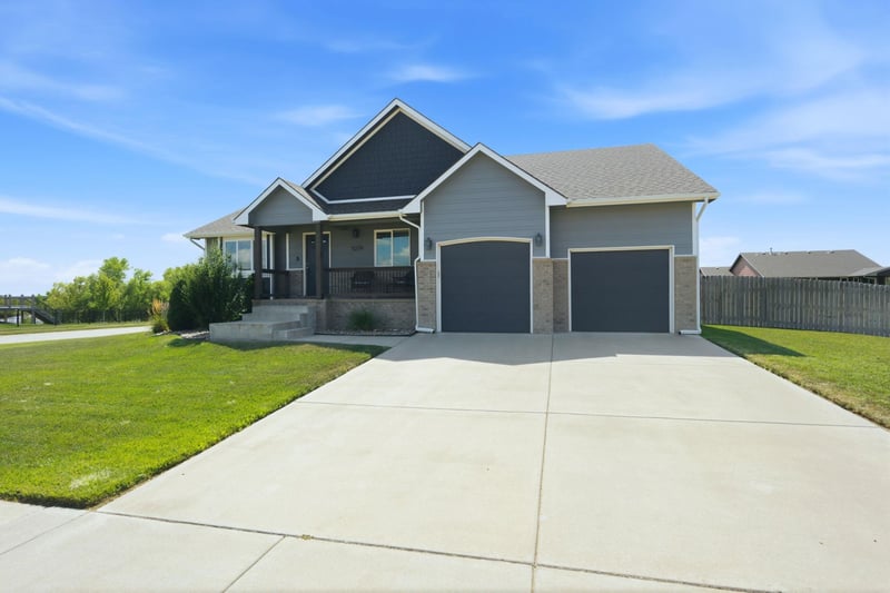 5279 Pebblecreek St, Bel Aire, KS 67226