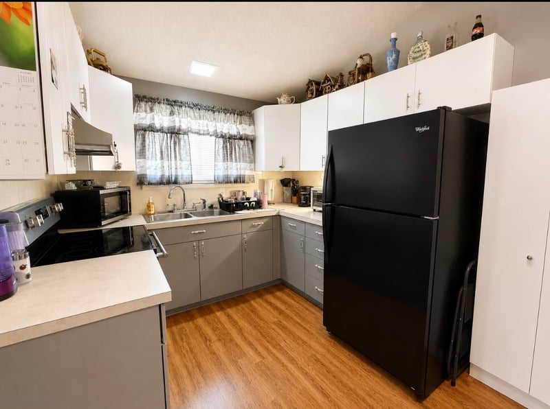 801 Greenbriar Dr, Salina, KS 67401