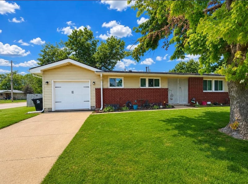 801 Greenbriar Dr, Salina, KS 67401