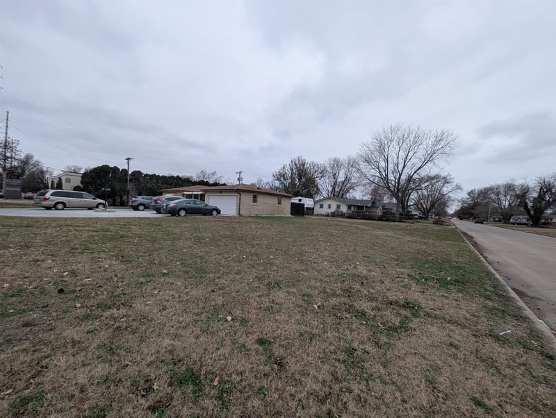 2747 Seneca St, Wichita, KS 67217