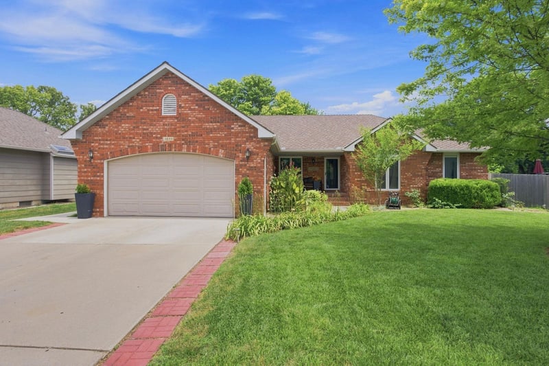 4848 Farmstead St, Bel Aire, KS 67220