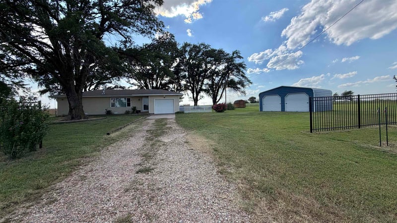 1149 Dixon , Milton, KS 67106