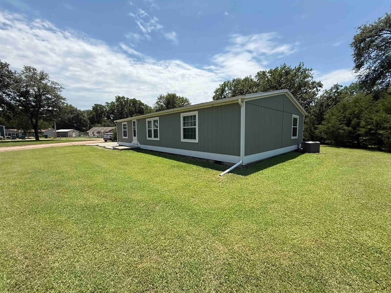 521 Eighth St, Harper, KS 67058