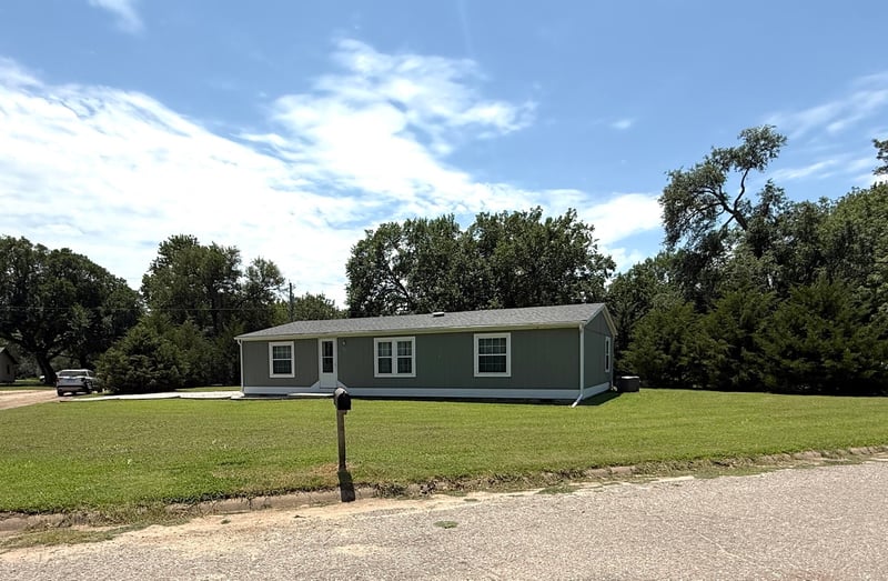 521 Eighth St, Harper, KS 67058