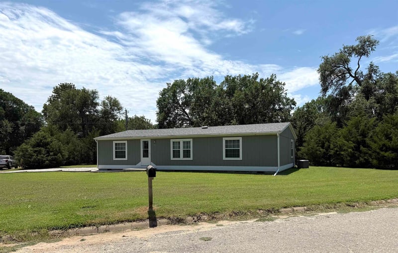 521 Eighth St, Harper, KS 67058