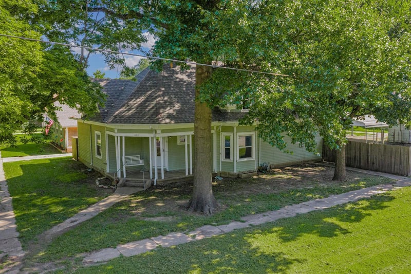 802 Linden St, Belle Plaine, KS 67013