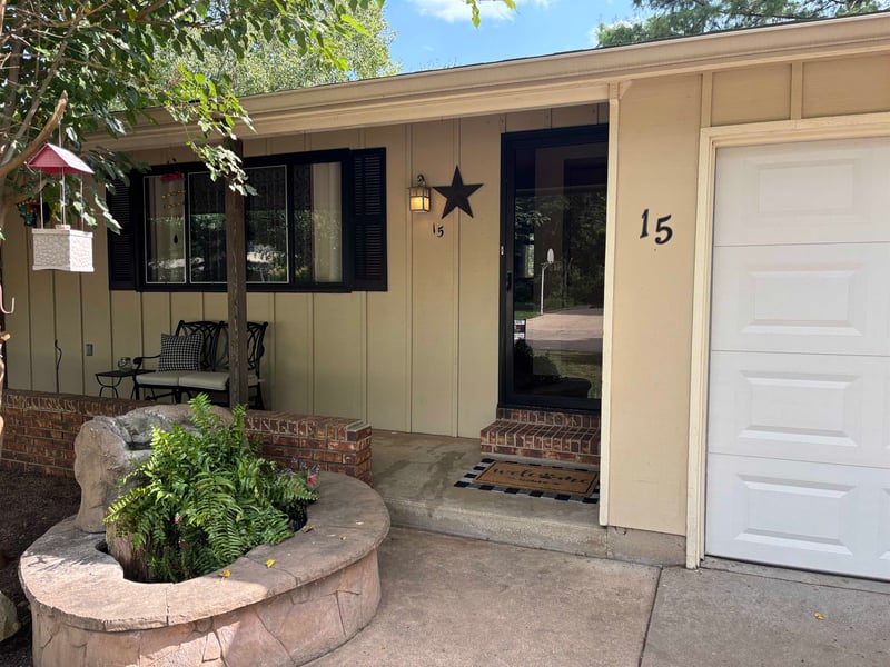 15 Sunset Dr, Hesston, KS 67062