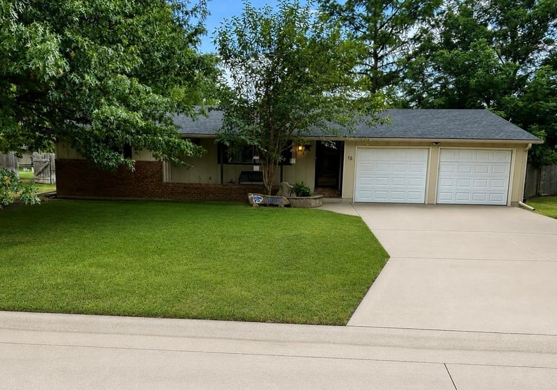 15 Sunset Dr, Hesston, KS 67062