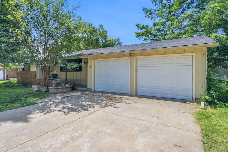 15 Sunset Dr, Hesston, KS 67062