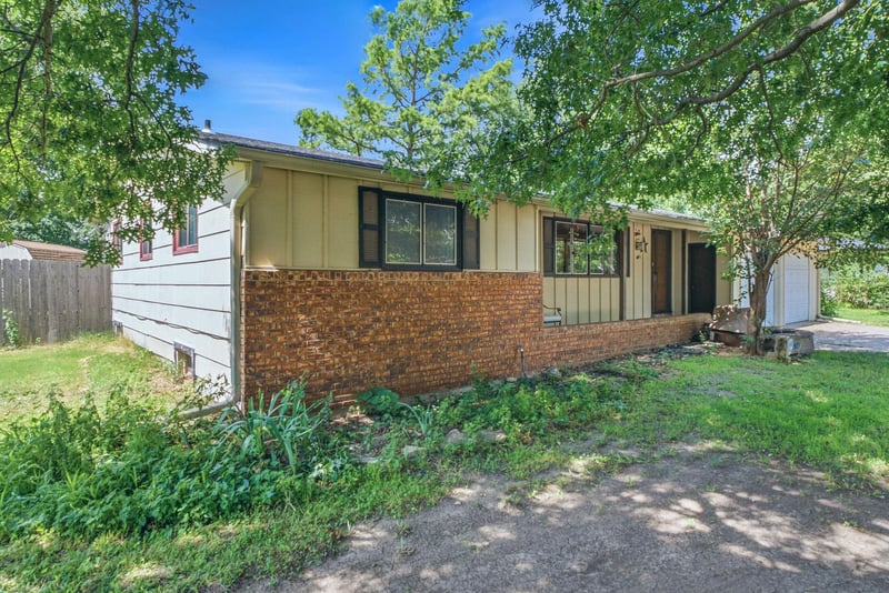 15 Sunset Dr, Hesston, KS 67062