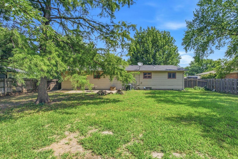15 Sunset Dr, Hesston, KS 67062