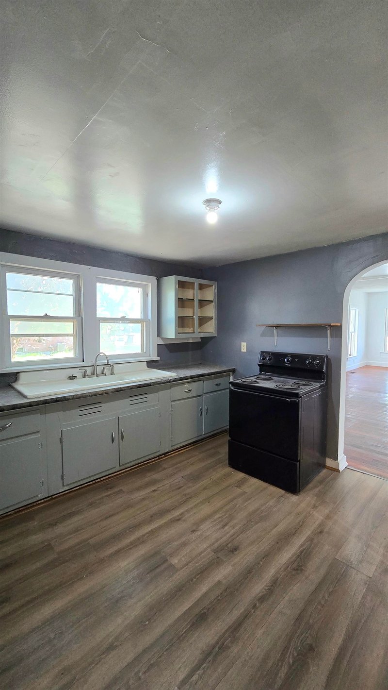 710 9th St, Salina, KS 67401