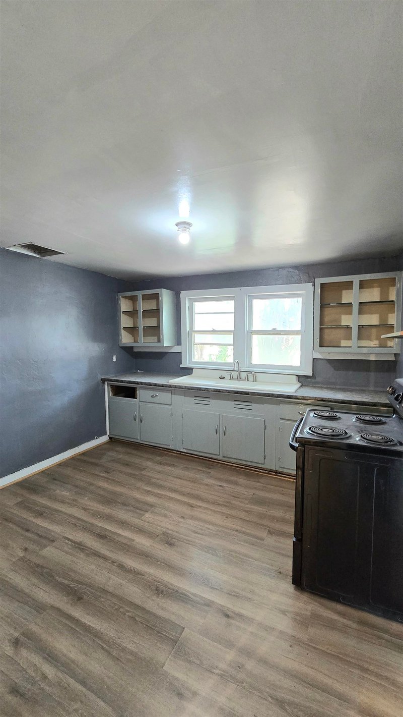 710 9th St, Salina, KS 67401