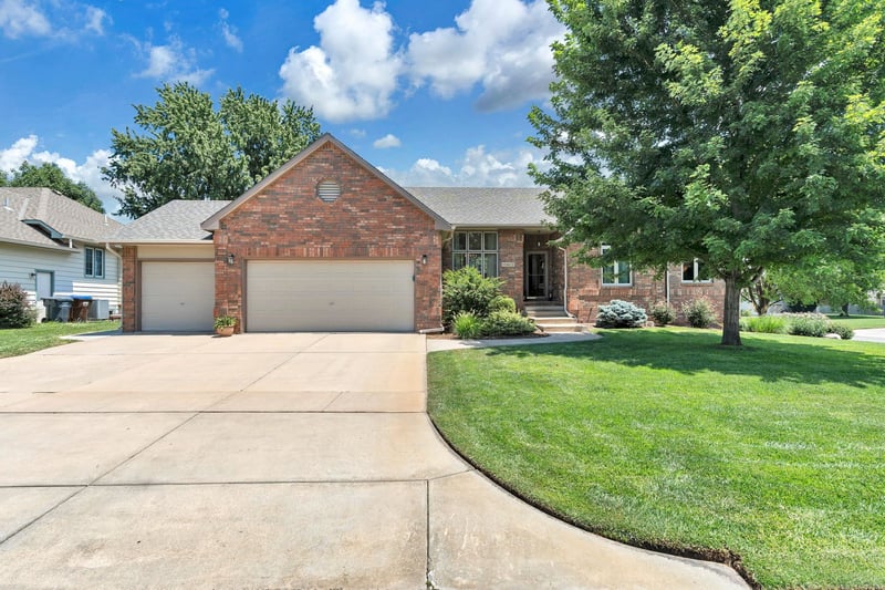 10602 W Meribeau Ct, Wichita, KS 67212