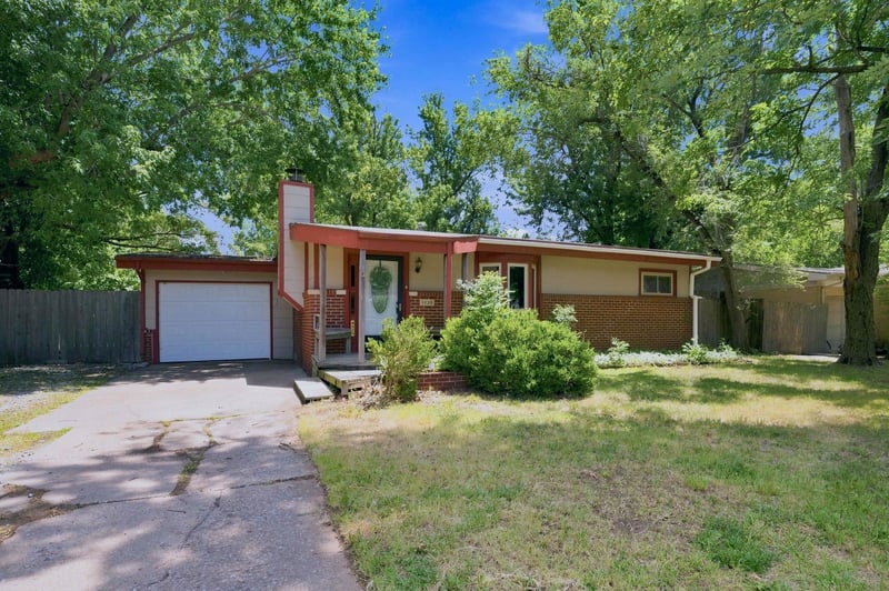1430 Prairie Ln, Derby, KS 67037