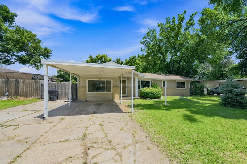 910 Country Acres Ave, Wichita, KS 67212