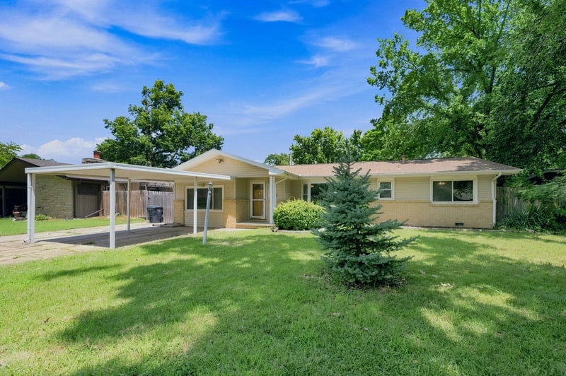 910 Country Acres Ave, Wichita, KS 67212