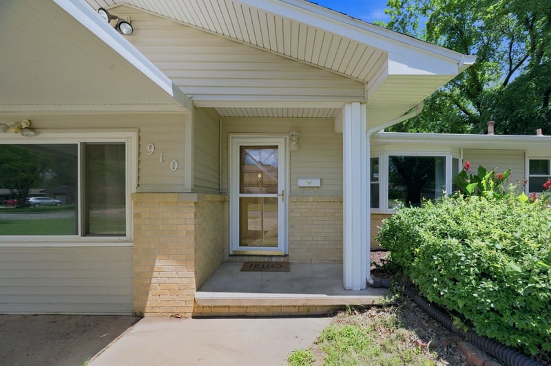 910 Country Acres Ave, Wichita, KS 67212