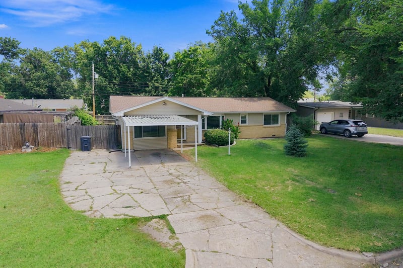 910 Country Acres Ave, Wichita, KS 67212