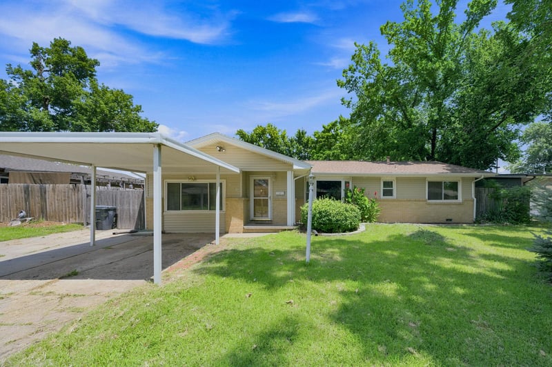 910 Country Acres Ave, Wichita, KS 67212