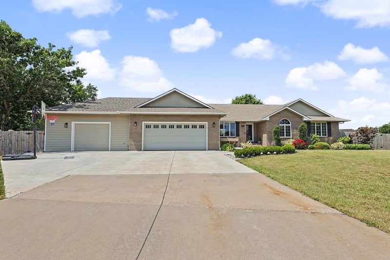 525 Stone Creek Dr, Newton, KS 67114