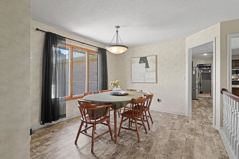 525 Stone Creek Dr, Newton, KS 67114