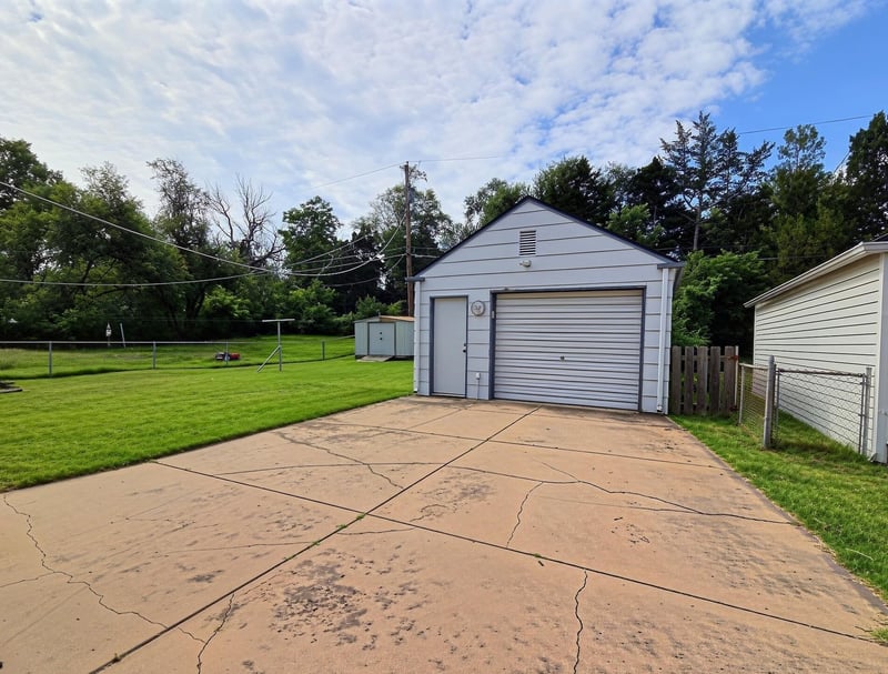 5913 Bellaire St, Wichita, KS 67218