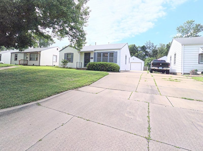 5913 Bellaire St, Wichita, KS 67218