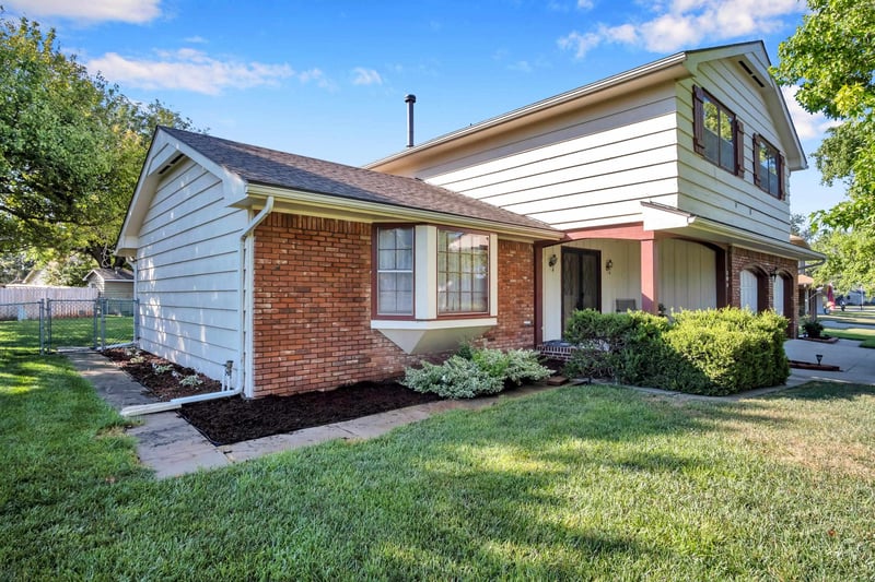 304 Rolling Hills Dr, Newton, KS 67114