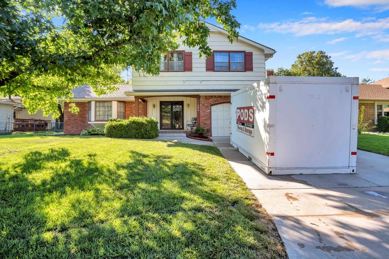 304 Rolling Hills Dr, Newton, KS 67114