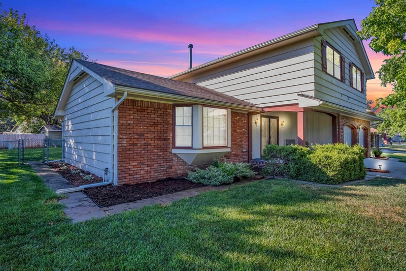 304 Rolling Hills Dr, Newton, KS 67114
