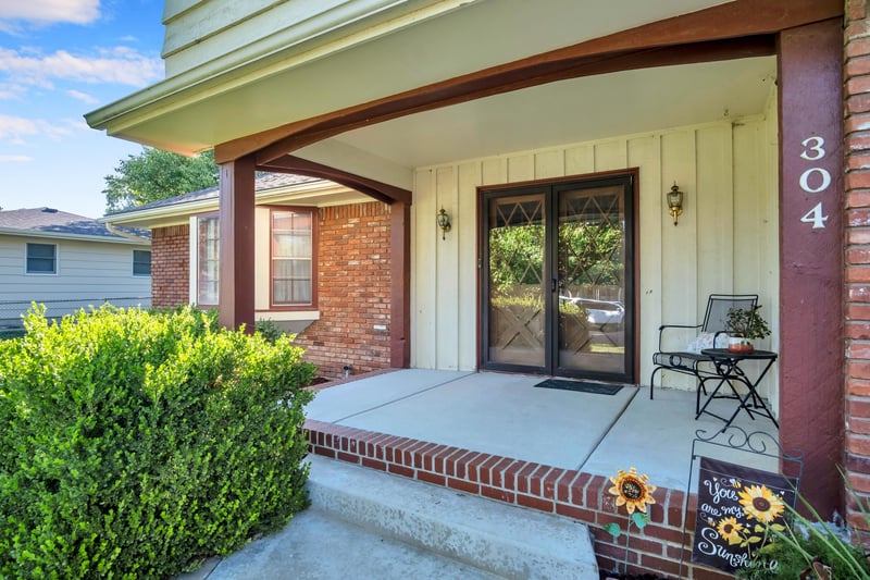304 Rolling Hills Dr, Newton, KS 67114