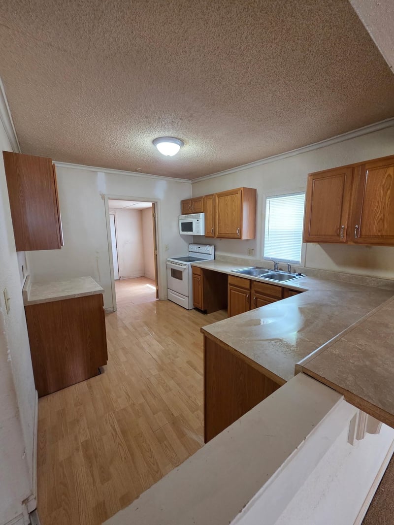 949 3rd St, Salina, KS 67401