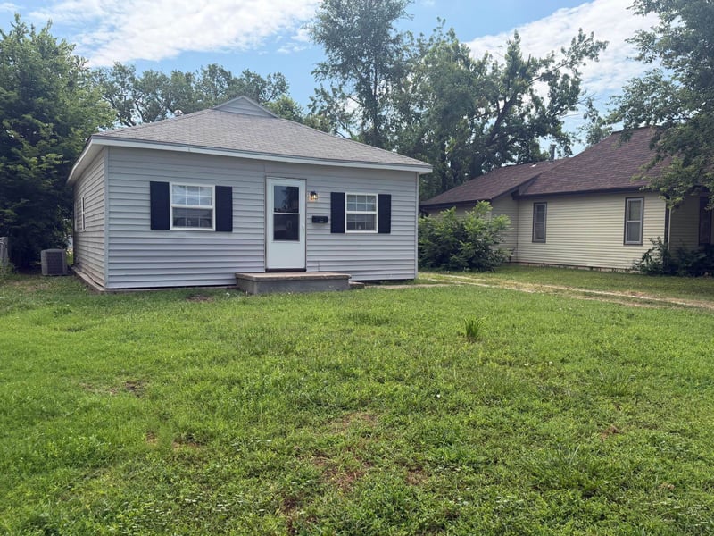 949 3rd St, Salina, KS 67401