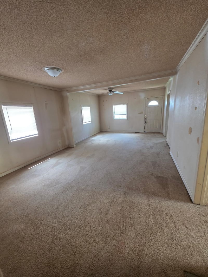949 3rd St, Salina, KS 67401