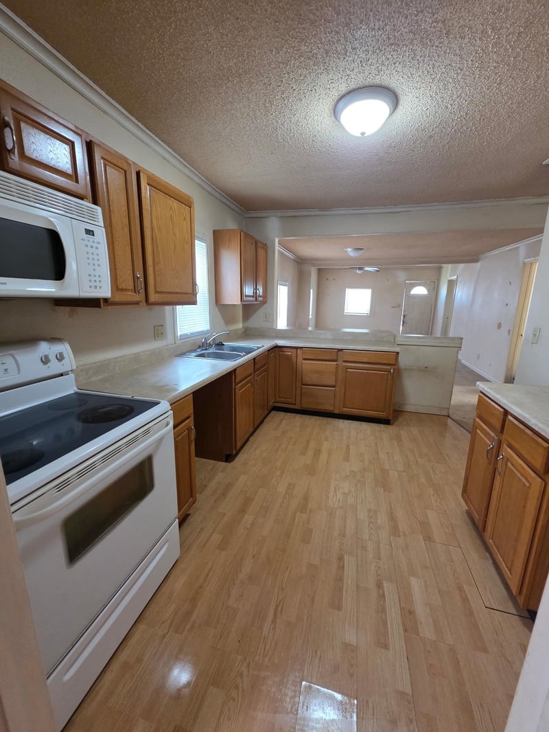 949 3rd St, Salina, KS 67401