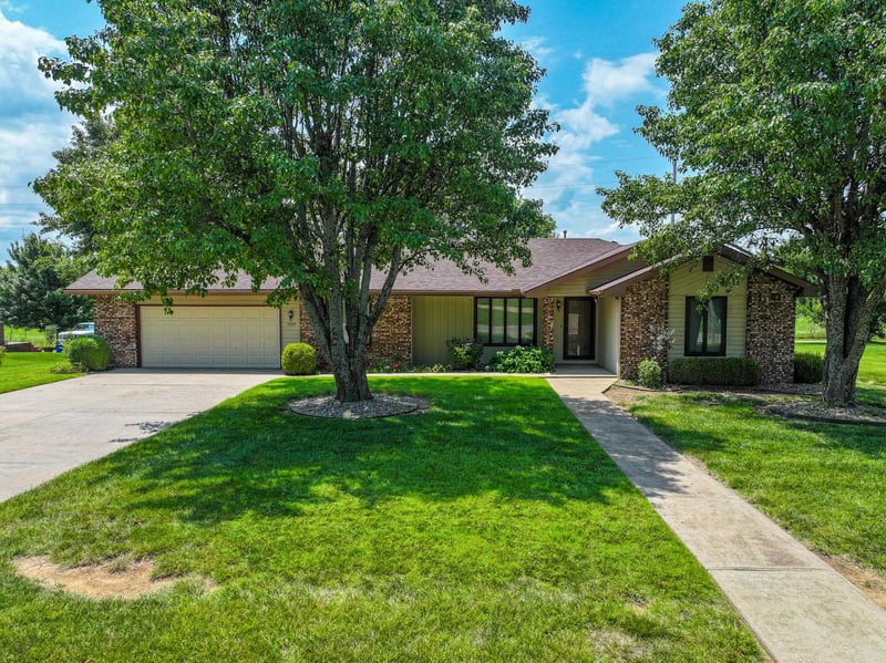 1009 Country Club Dr, Eureka, KS 67045