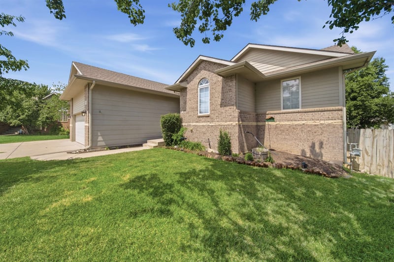 308 Waterford Ct, Andover, KS 67002