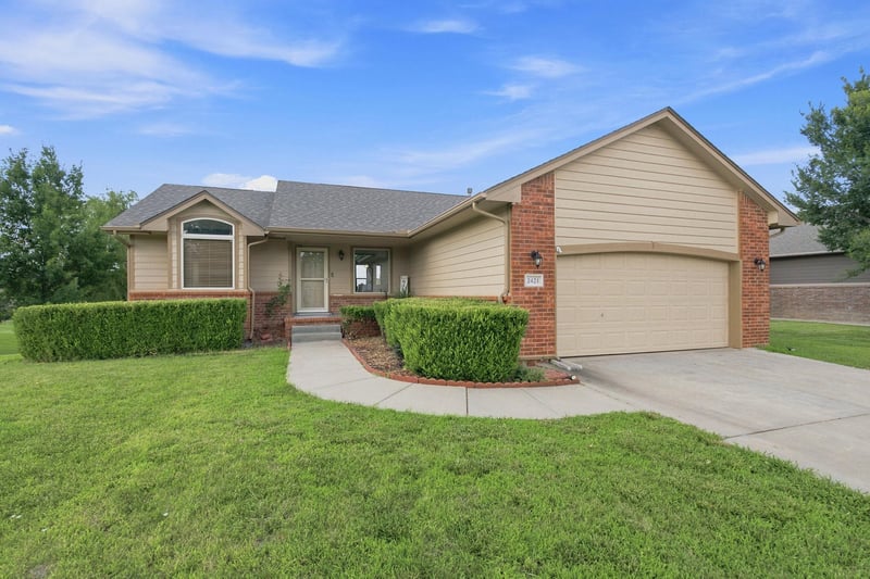 2421 Fieldstone St, Andover, KS 67002