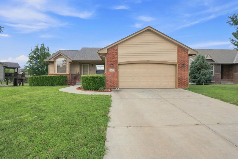 2421 Fieldstone St, Andover, KS 67002