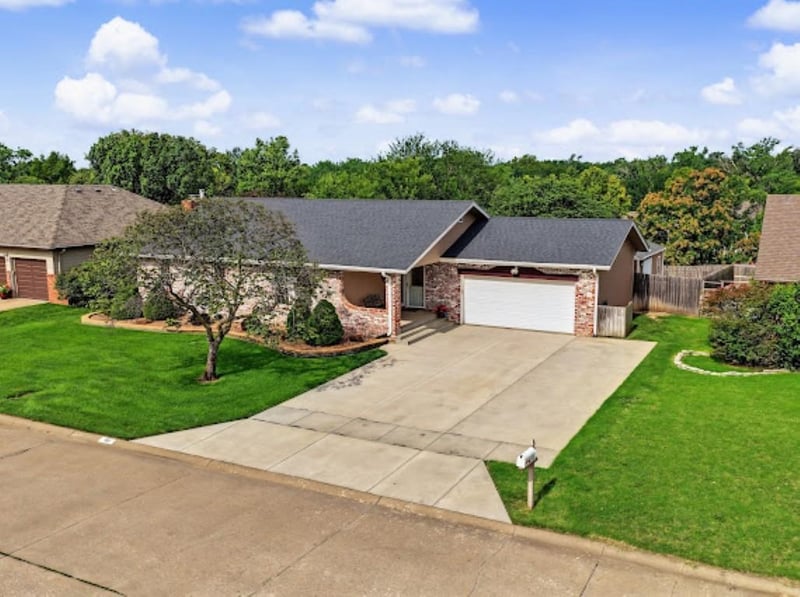 105 Douglas Dr, Salina, KS 67401