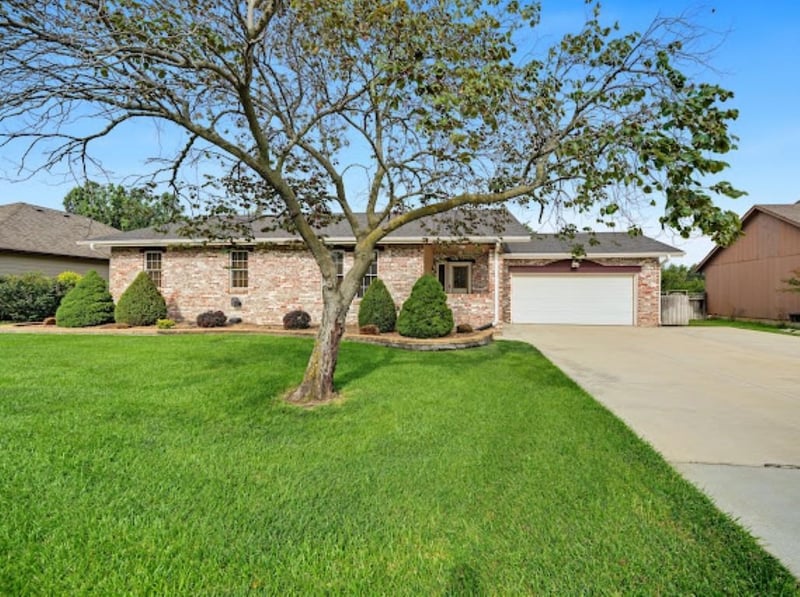 105 Douglas Dr, Salina, KS 67401