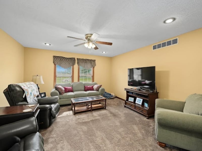 105 Douglas Dr, Salina, KS 67401